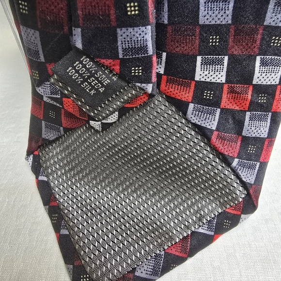 Covington Black, Red And Gray Geometric 100%Silk Tie Vintage - Picture 5 of 5